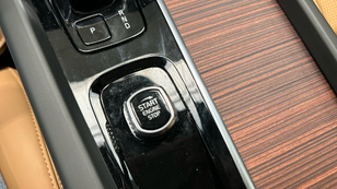 Volvo XC60 T6 Recharge Ultra Dark AWD Auto 257 kW (350 CV) - 25 Volvo XC60 T6 Ocasión 257 KW (350CV) - 25