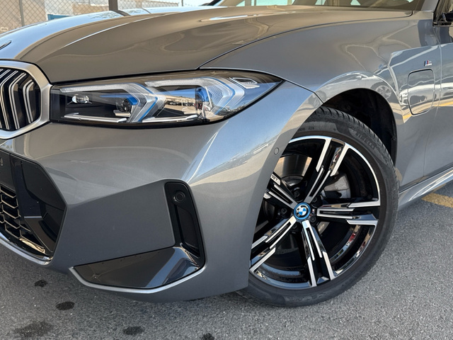 BMW Serie 3 330e color Gris. Año 2024. 215KW(292CV). Híbrido Electro/Gasolina. En concesionario Auto Premier, S.A. - MADRID de Madrid