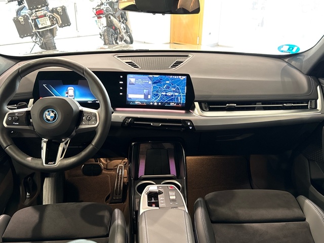 BMW iX1 eDrive20 color Gris Plata. Año 2025. 150KW(204CV). Eléctrico. En concesionario Burgocar (Bmw y Mini) de Burgos