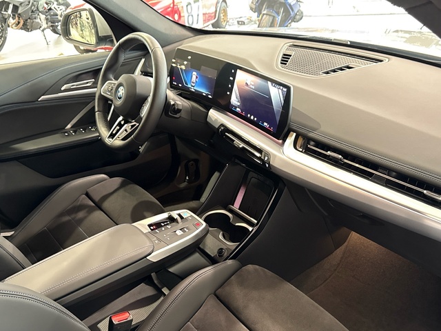 BMW iX1 eDrive20 color Gris Plata. Año 2025. 150KW(204CV). Eléctrico. En concesionario Burgocar (Bmw y Mini) de Burgos