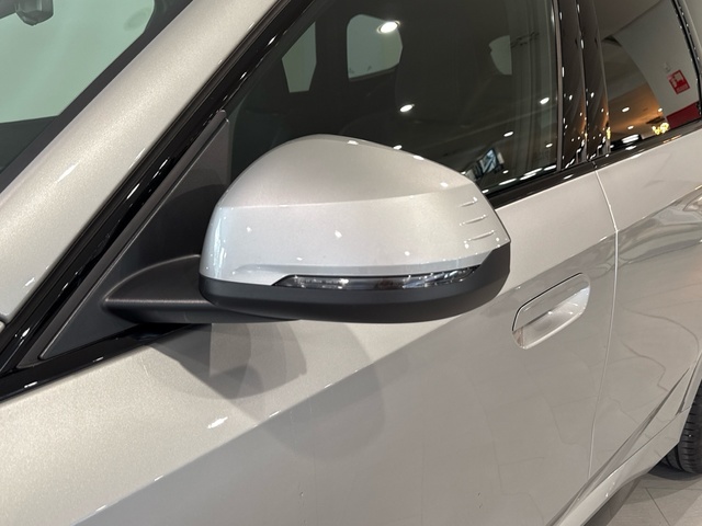 BMW iX1 eDrive20 color Gris Plata. Año 2025. 150KW(204CV). Eléctrico. En concesionario Burgocar (Bmw y Mini) de Burgos