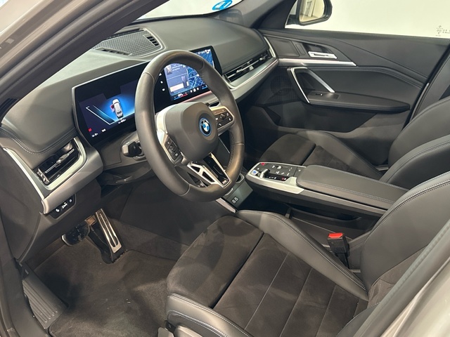 BMW iX1 eDrive20 color Gris Plata. Año 2025. 150KW(204CV). Eléctrico. En concesionario Burgocar (Bmw y Mini) de Burgos