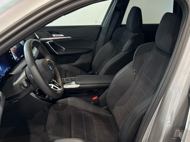 BMW iX1 eDrive20 color Gris Plata. Año 2025. 150KW(204CV). Eléctrico. En concesionario Burgocar (Bmw y Mini) de Burgos