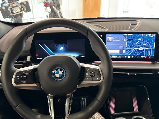 BMW iX1 eDrive20 color Gris Plata. Año 2025. 150KW(204CV). Eléctrico. En concesionario Burgocar (Bmw y Mini) de Burgos