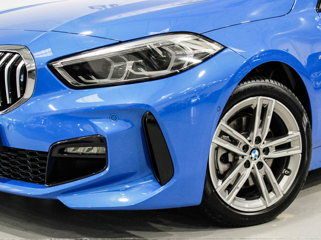 BMW Serie 1 118d color Azul. Año 2024. 110KW(150CV). Diésel. En concesionario Barcelona Premium -- GRAN VIA de Barcelona