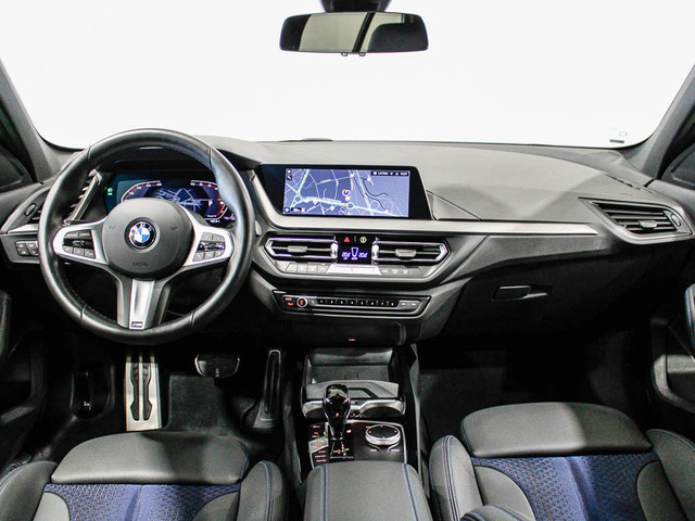 BMW Serie 1 118d color Azul. Año 2024. 110KW(150CV). Diésel. En concesionario Barcelona Premium -- GRAN VIA de Barcelona