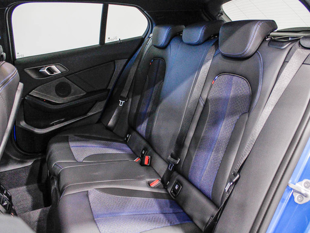 BMW Serie 1 118d color Azul. Año 2024. 110KW(150CV). Diésel. En concesionario Barcelona Premium -- GRAN VIA de Barcelona