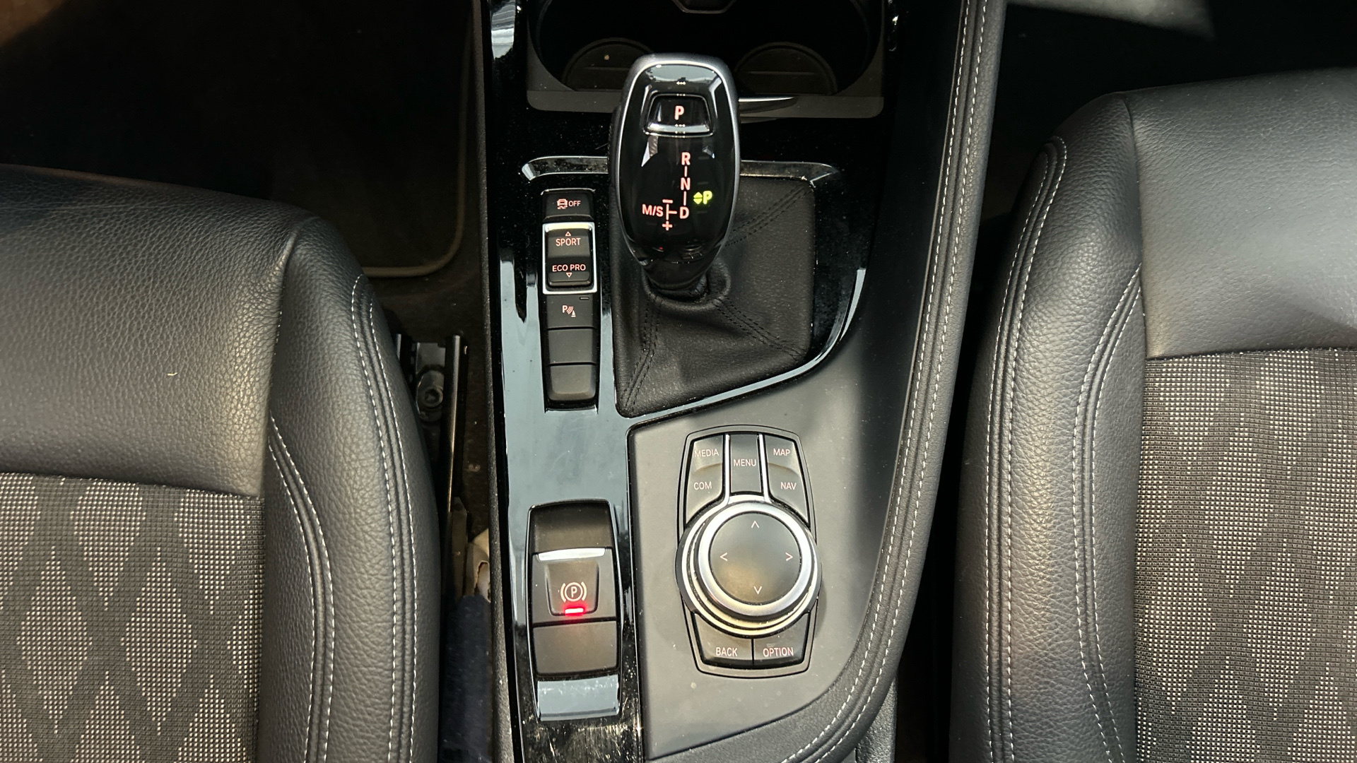 BMW X1 sDrive18d color Gris. Año 2019. 110KW(150CV). Diésel. En concesionario BYmyCAR Madrid - Alcalá de Madrid