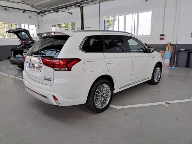 Mitsubishi Outlander 2.4 PHEV Kaiteki 4WD Auto 165 kW (224 CV)
