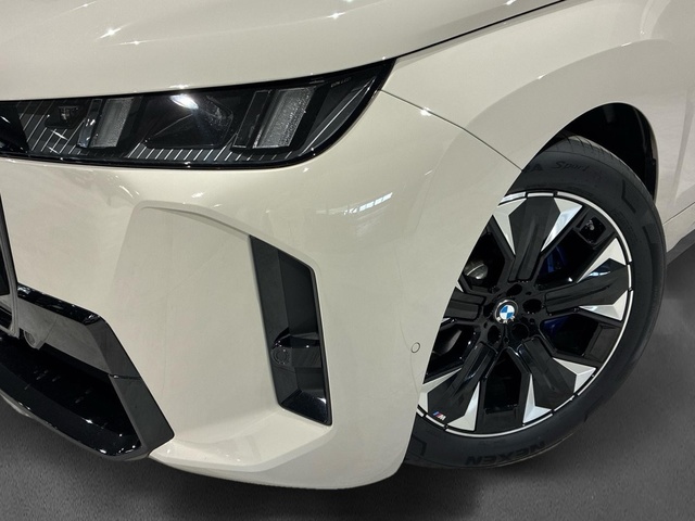 BMW iX xDrive60 color Gris. Año 2025. 400KW(544CV). Eléctrico. En concesionario BMW Marcos Automoción de Valencia