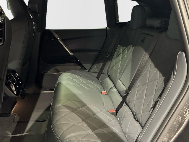 BMW iX xDrive60 color Gris. Año 2025. 400KW(544CV). Eléctrico. En concesionario BMW Marcos Automoción de Valencia