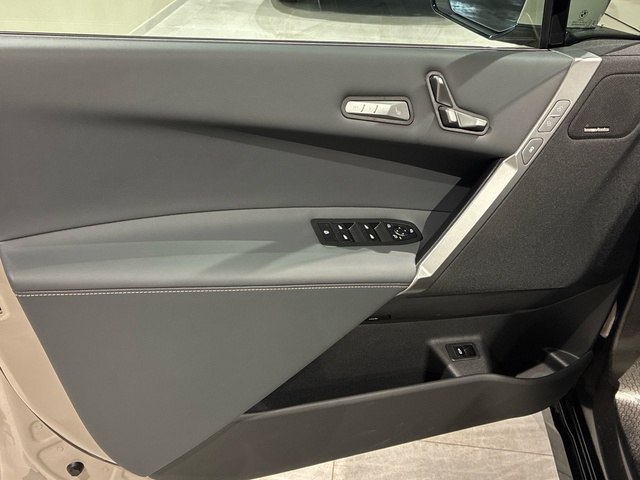 BMW iX xDrive60 color Gris. Año 2025. 400KW(544CV). Eléctrico. En concesionario BMW Marcos Automoción de Valencia