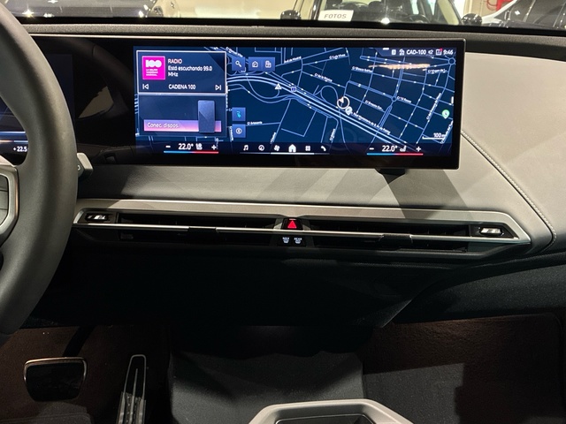 BMW iX xDrive60 color Gris. Año 2025. 400KW(544CV). Eléctrico. En concesionario BMW Marcos Automoción de Valencia