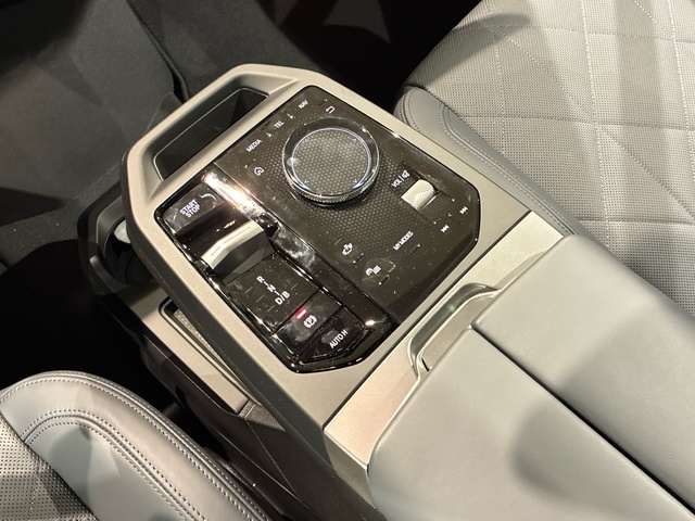 BMW iX xDrive60 color Gris. Año 2025. 400KW(544CV). Eléctrico. En concesionario BMW Marcos Automoción de Valencia