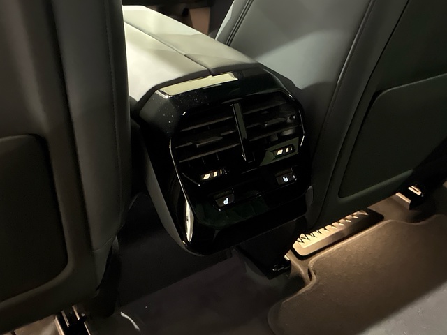 BMW iX xDrive60 color Gris. Año 2025. 400KW(544CV). Eléctrico. En concesionario BMW Marcos Automoción de Valencia