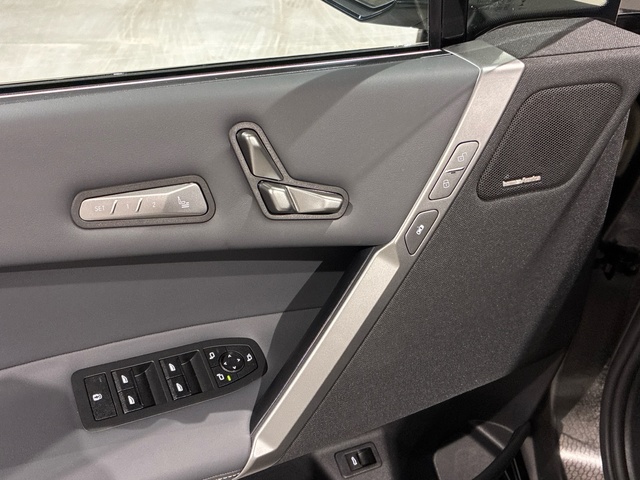 BMW iX xDrive60 color Gris. Año 2025. 400KW(544CV). Eléctrico. En concesionario BMW Marcos Automoción de Valencia