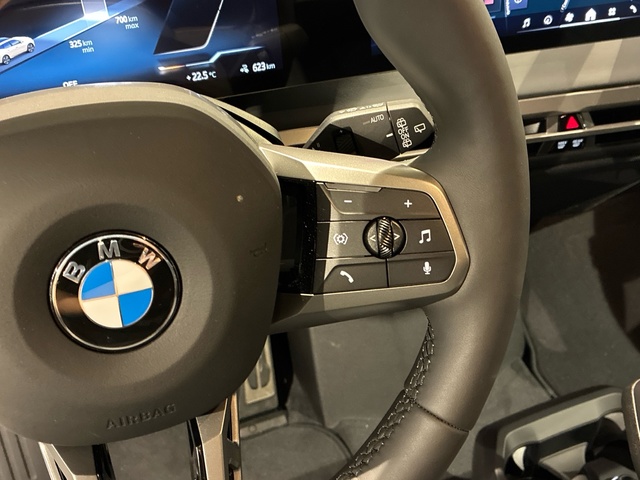 BMW iX xDrive60 color Gris. Año 2025. 400KW(544CV). Eléctrico. En concesionario BMW Marcos Automoción de Valencia