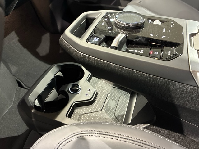 BMW iX xDrive60 color Gris. Año 2025. 400KW(544CV). Eléctrico. En concesionario BMW Marcos Automoción de Valencia