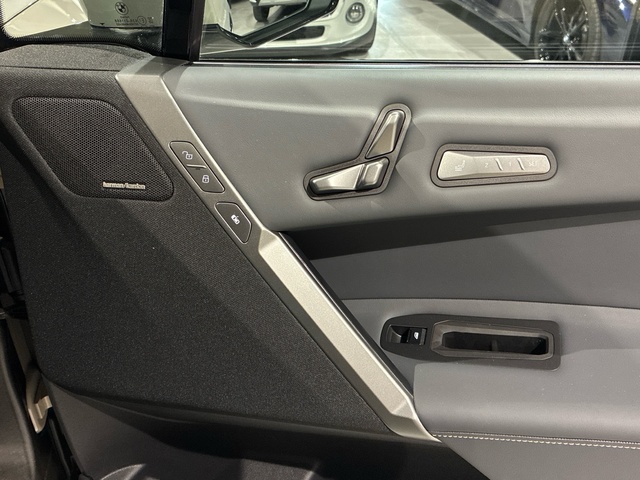 BMW iX xDrive60 color Gris. Año 2025. 400KW(544CV). Eléctrico. En concesionario BMW Marcos Automoción de Valencia