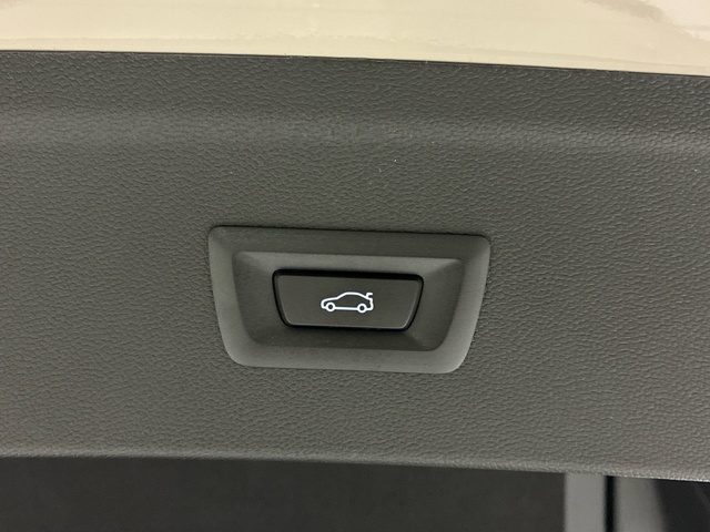 BMW iX xDrive60 color Gris. Año 2025. 400KW(544CV). Eléctrico. En concesionario BMW Marcos Automoción de Valencia