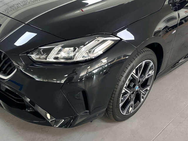 BMW Serie 1 118d color Negro. Año 2025. 110KW(150CV). Diésel. En concesionario Triocar Gijón (Bmw y Mini) de Asturias