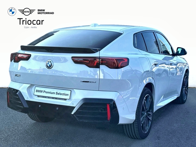 BMW X2 sDrive18d color Blanco. Año 2025. 110KW(150CV). Diésel. En concesionario Triocar Avilés (Bmw y Mini) de Asturias