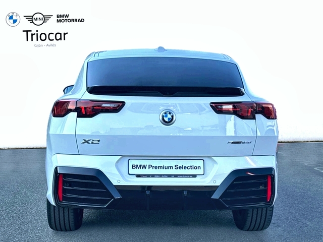 BMW X2 sDrive18d color Blanco. Año 2025. 110KW(150CV). Diésel. En concesionario Triocar Avilés (Bmw y Mini) de Asturias