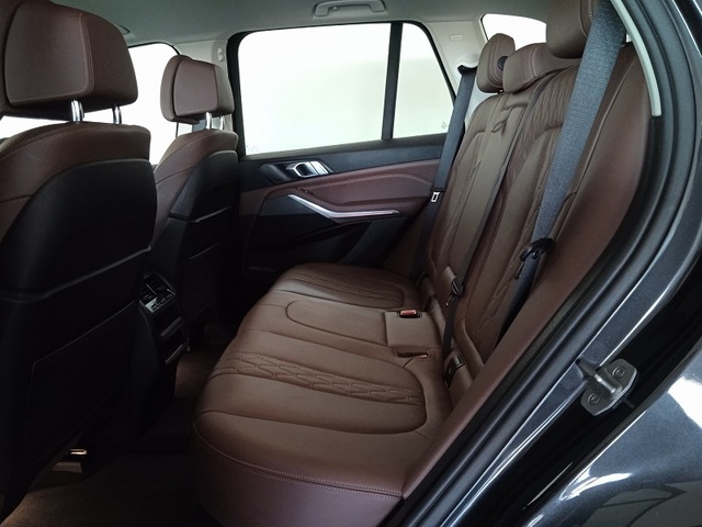 BMW X5 xDrive30d color Gris oscuro. Año 2021. 210KW(286CV). Diésel. En concesionario ALBAMOCION CIUDAD REAL de Ciudad Real