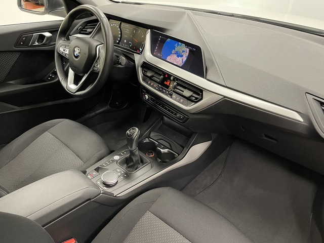 BMW Serie 1 116d color Blanco. Año 2021. 85KW(116CV). Diésel. En concesionario Maberauto de Castellón
