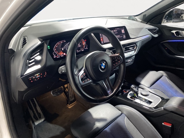 BMW Serie 1 118d color Blanco. Año 2021. 110KW(150CV). Diésel. En concesionario Hispamovil Elche de Alicante