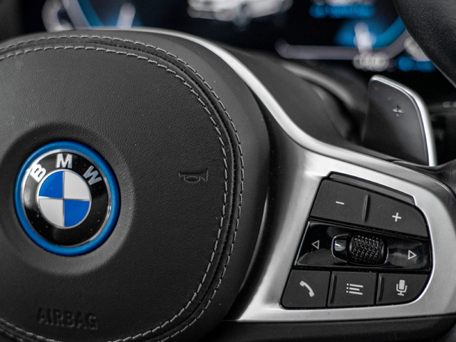 BMW X5 xDrive45e color Blanco. Año 2023. 290KW(394CV). Híbrido Electro/Gasolina. En concesionario Caetano Cuzco, Alcalá de Madrid