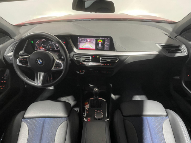 BMW Serie 1 116d color Rojo. Año 2024. 85KW(116CV). Diésel. En concesionario Hispamovil Elche de Alicante