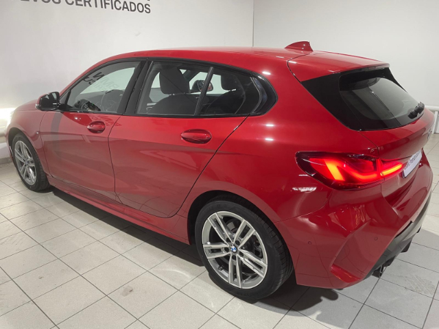 BMW Serie 1 116d color Rojo. Año 2024. 85KW(116CV). Diésel. En concesionario Hispamovil Elche de Alicante