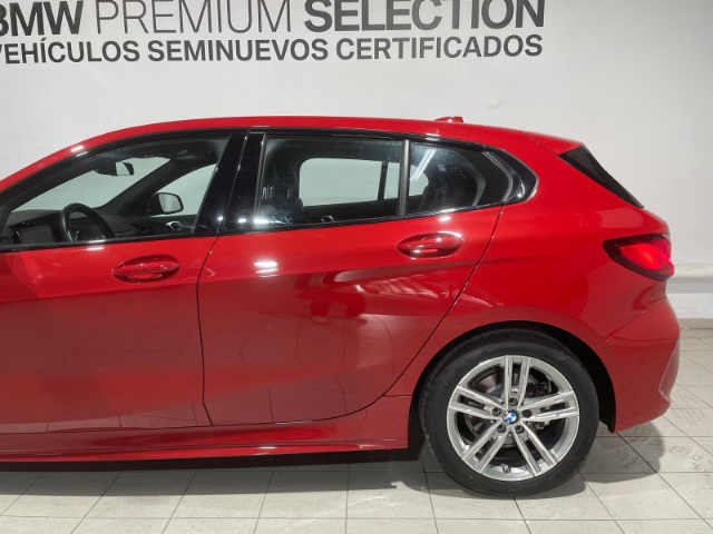 BMW Serie 1 116d color Rojo. Año 2024. 85KW(116CV). Diésel. En concesionario Hispamovil Elche de Alicante
