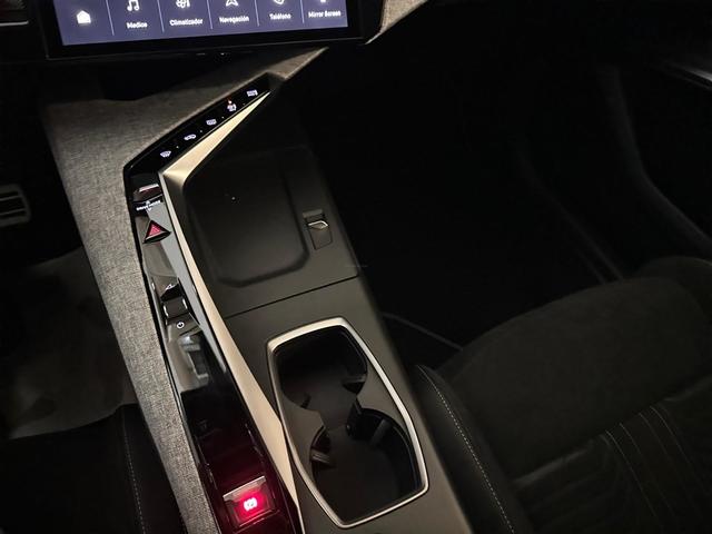 Foto 20 Peugeot 5008 Hybrid 1.2 Allure eDCS6 107 kW (145 CV)