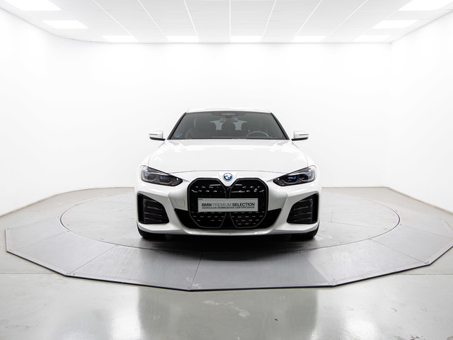 BMW i4 eDrive40 color Blanco. Año 2024. 250KW(340CV). Eléctrico. En concesionario Móvil Begar Alicante de Alicante