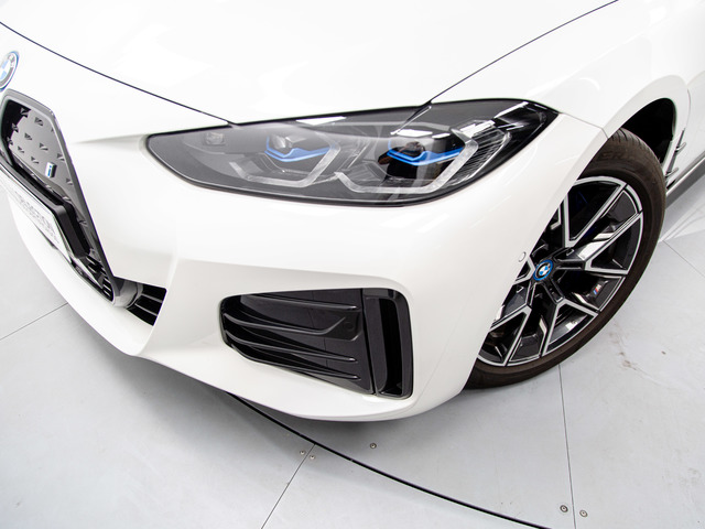 BMW i4 eDrive40 color Blanco. Año 2024. 250KW(340CV). Eléctrico. En concesionario Móvil Begar Alicante de Alicante