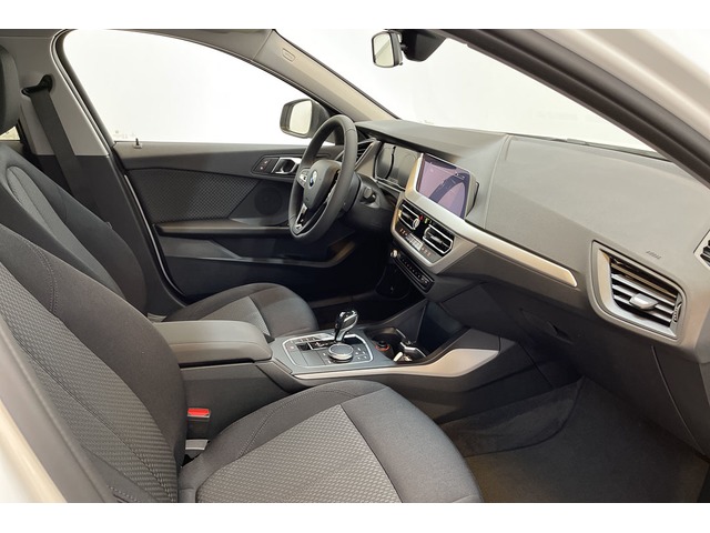 BMW Serie 1 118d color Blanco. Año 2021. 110KW(150CV). Diésel. En concesionario Proa Premium Palma de Illes Balears