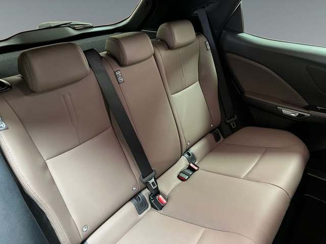 Foto 10 Lexus LBX 1.5 HEV Elegant Plus 100 kW (136 CV)