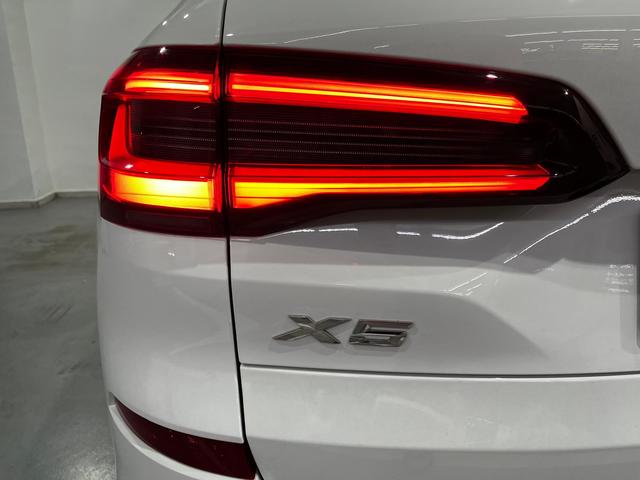 BMW X5 xDrive30d color Blanco. Año 2020. 210KW(286CV). Diésel. En concesionario Unicars Ponent de Lleida