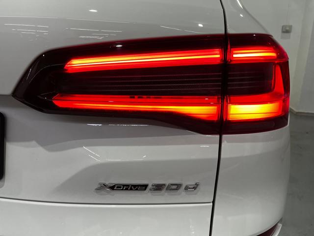 BMW X5 xDrive30d color Blanco. Año 2020. 210KW(286CV). Diésel. En concesionario Unicars Ponent de Lleida