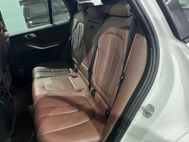 BMW X5 xDrive30d color Blanco. Año 2020. 210KW(286CV). Diésel. En concesionario Unicars Ponent de Lleida