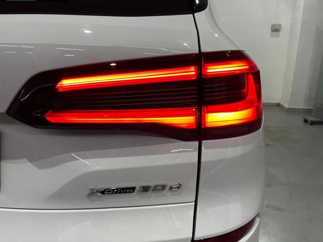 BMW X5 xDrive30d color Blanco. Año 2020. 210KW(286CV). Diésel. En concesionario Unicars Ponent de Lleida