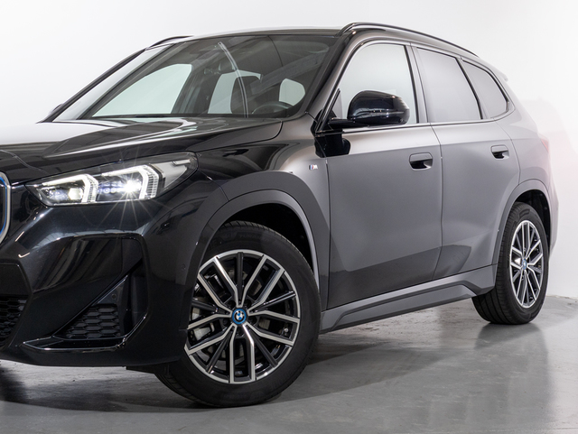 BMW iX1 xDrive30 color Negro. Año 2023. 230KW(313CV). Eléctrico. En concesionario Oliva Motor Girona de Girona
