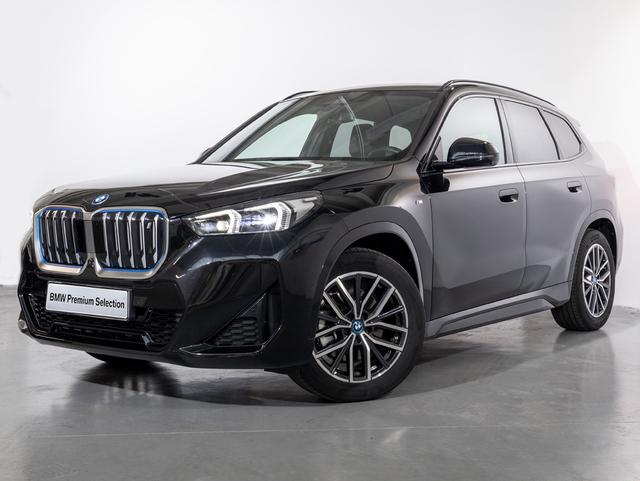 BMW iX1 xDrive30 color Negro. Año 2023. 230KW(313CV). Eléctrico. En concesionario Oliva Motor Girona de Girona