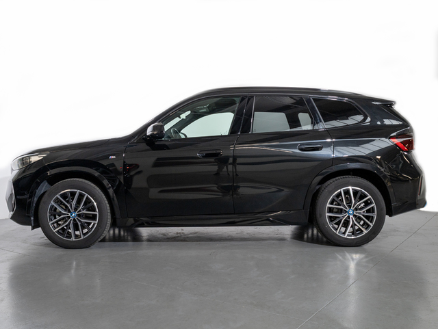 BMW iX1 xDrive30 color Negro. Año 2023. 230KW(313CV). Eléctrico. En concesionario Oliva Motor Girona de Girona