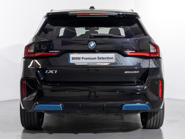 BMW iX1 xDrive30 color Negro. Año 2023. 230KW(313CV). Eléctrico. En concesionario Oliva Motor Girona de Girona