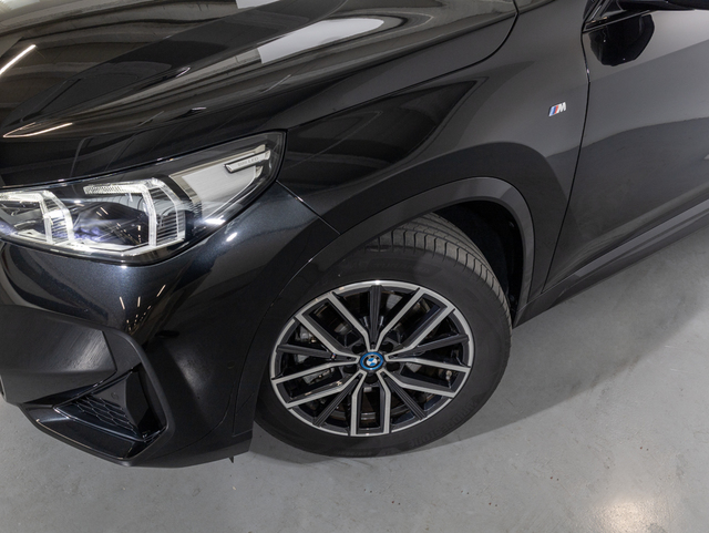 BMW iX1 xDrive30 color Negro. Año 2023. 230KW(313CV). Eléctrico. En concesionario Oliva Motor Girona de Girona