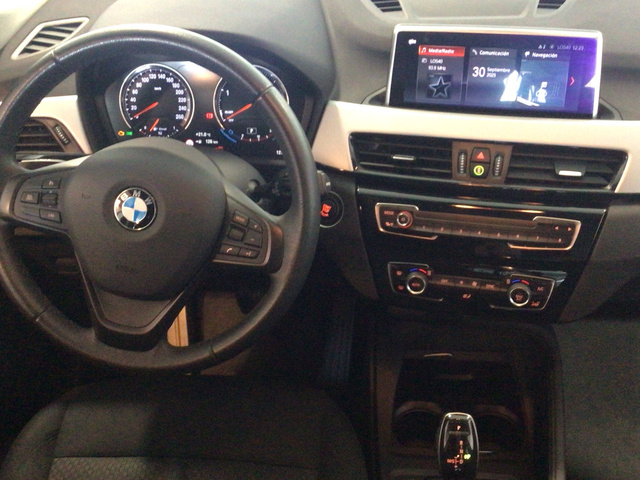 BMW X1 sDrive18d color Naranja. Año 2021. 110KW(150CV). Diésel. En concesionario BYmyCAR Madrid - Algete de Madrid