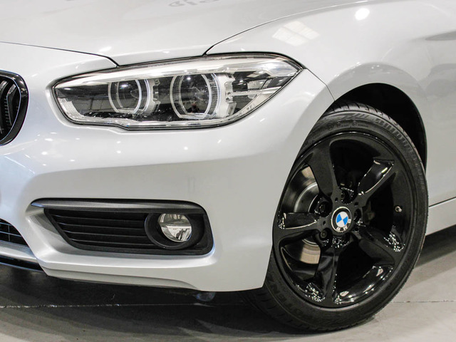 BMW Serie 1 116d color Gris Plata. Año 2018. 85KW(116CV). Diésel. En concesionario Barcelona Premium -- GRAN VIA de Barcelona